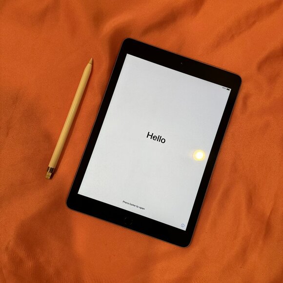Ipad 6 with Apple Pencil - Picture 1 of 5